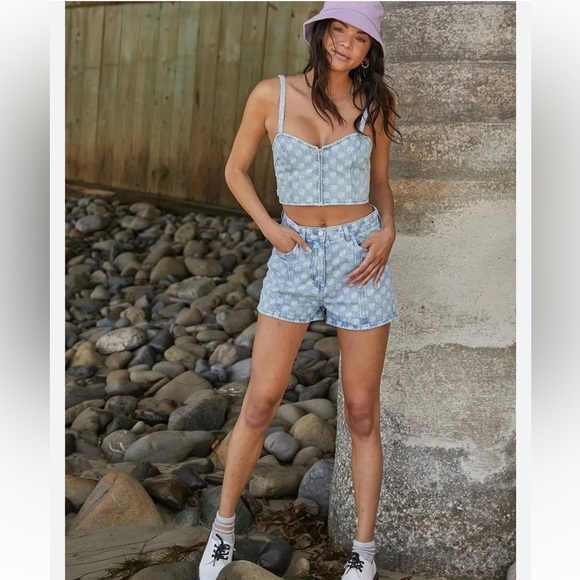 OBEY Clash Women's Light Indigo Denim Shorts Print Sz 28 High Waist NWT - Picture 1 of 13